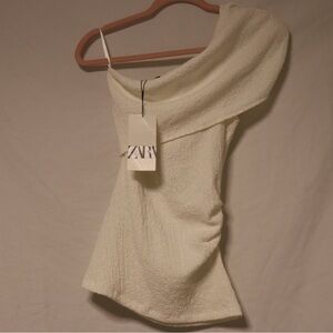 Off the shoulder, white top
Soothing material and comfortable